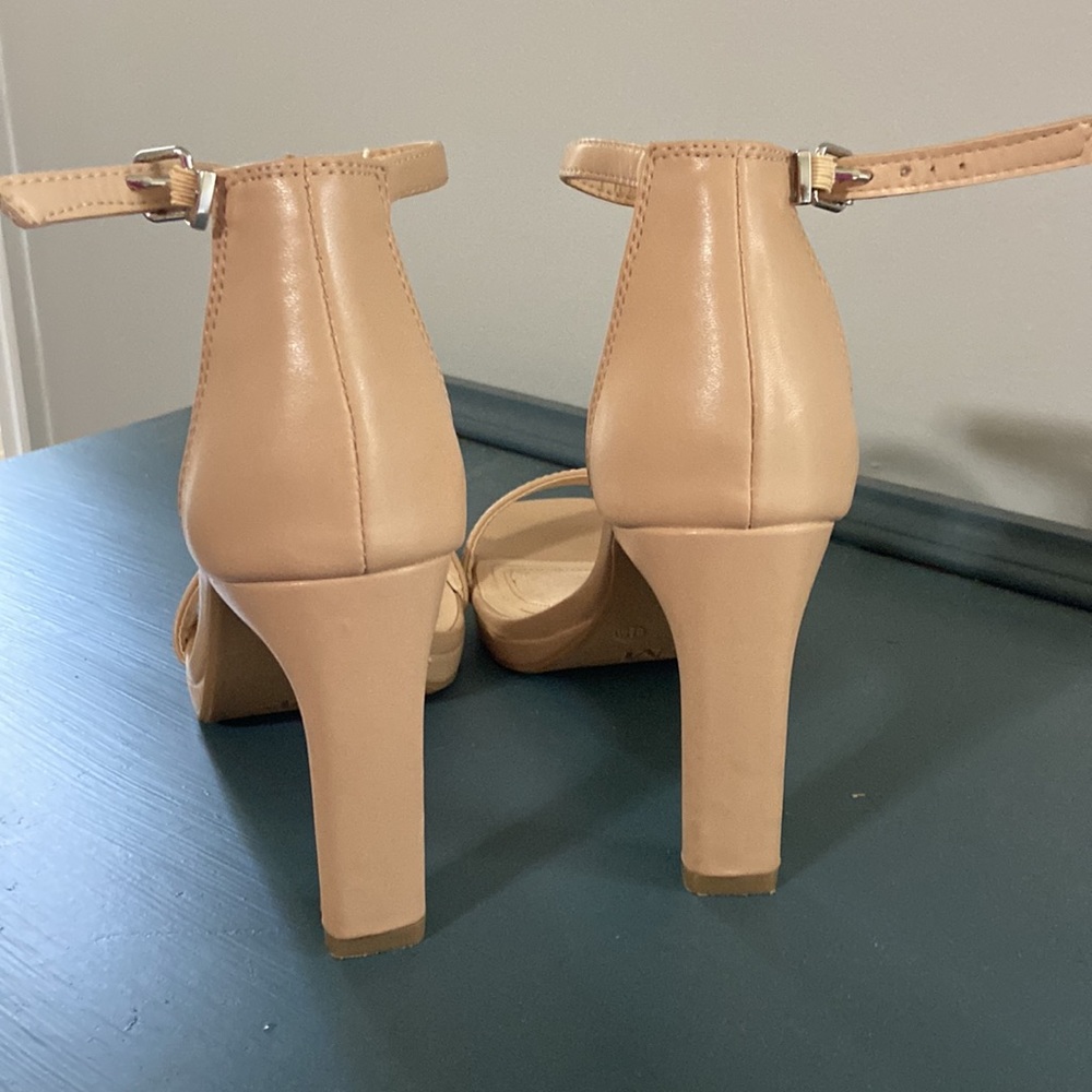 Beige heels - Picture 2 of 3